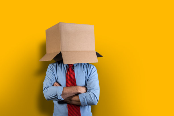 商人把脑袋藏在纸箱里图片下载