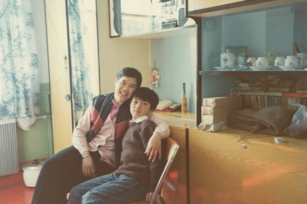 20世纪80年代的中国小男孩和母亲真实生活的老照片图片下载