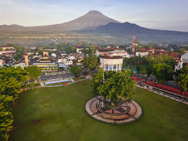 早上，马格朗城市广场依然安静，远离游客图片下载