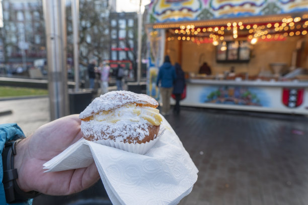 在荷兰阿姆斯特丹市中心，冬天的小摊上卖着传统的荷兰油饼图片下载