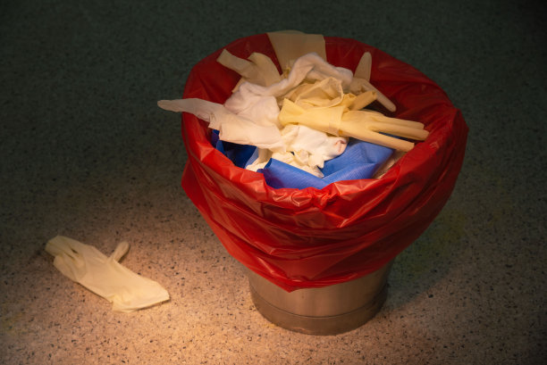 用过的手术手套放在红色的垃圾桶里图片下载