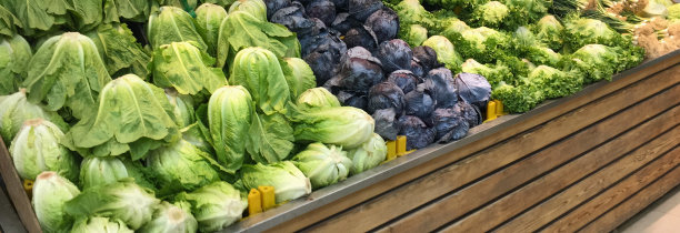 市场货架上的新鲜蔬菜图片下载