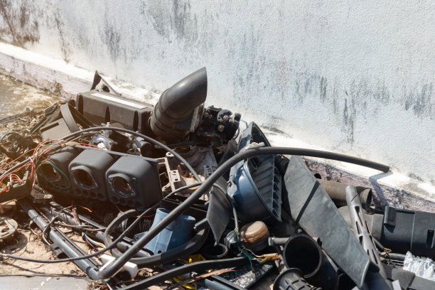 报废的摩托车，汽车或摩托车碰撞。路边一堆瓦砾。图片下载