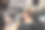 师傅在理发店为男士理发，理发师为年轻人理发图片下载