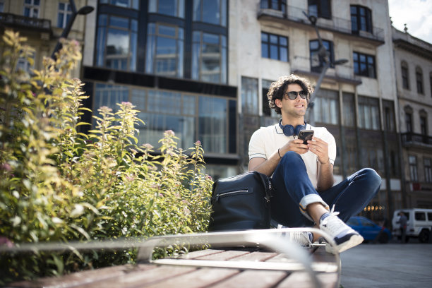 年轻人在城市里使用智能手机图片下载