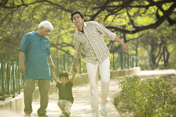 三代人在公园玩图片下载