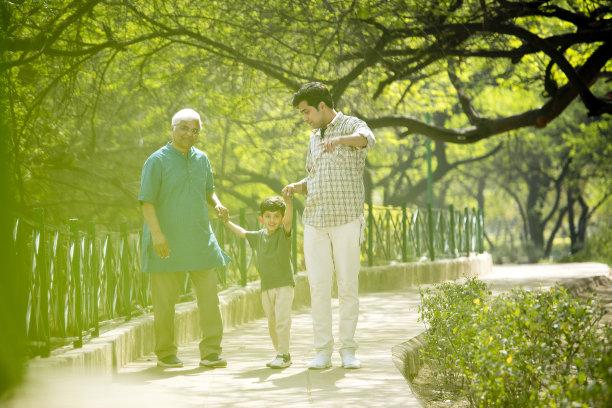三代人在公园玩图片下载