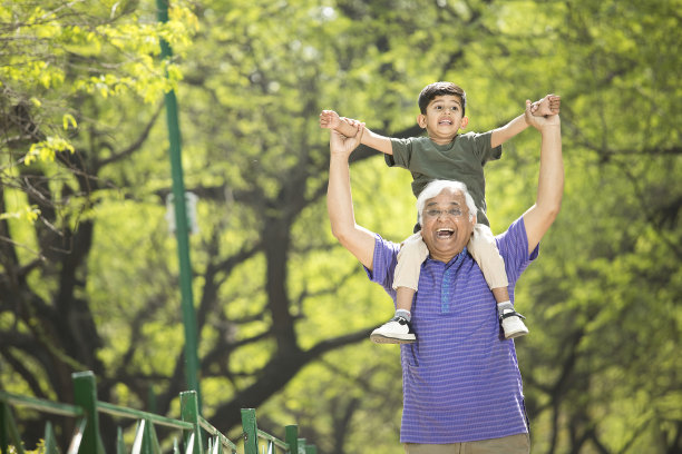 老人在公园里扛着孙子图片下载