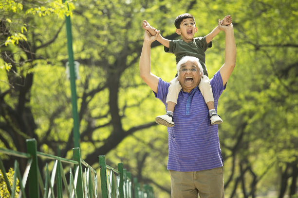 老人在公园里扛着孙子图片下载