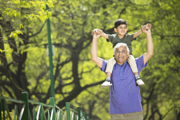 老人在公园里扛着孙子图片下载