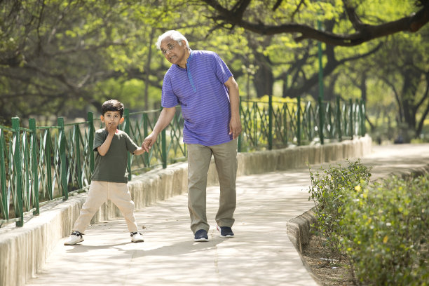 老人和孙子在公园图片下载