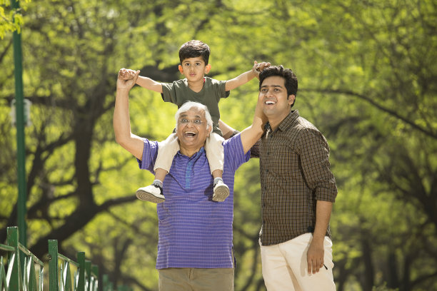 三代人在公园玩图片下载