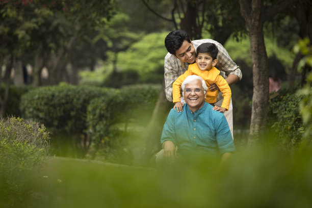 三代人在公园玩图片下载