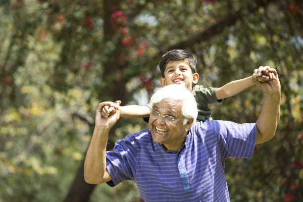 老人在公园里扛着孙子图片下载