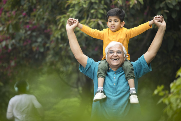 老人在公园里扛着孙子图片下载