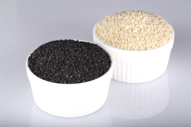 黑芝麻和白芝麻。图片下载