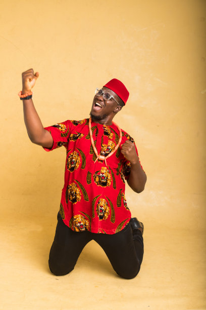 伊博人传统着装的商人庆祝生意上的胜利图片下载