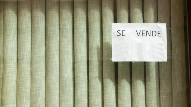 老商店橱窗里的“待售”牌子图片下载