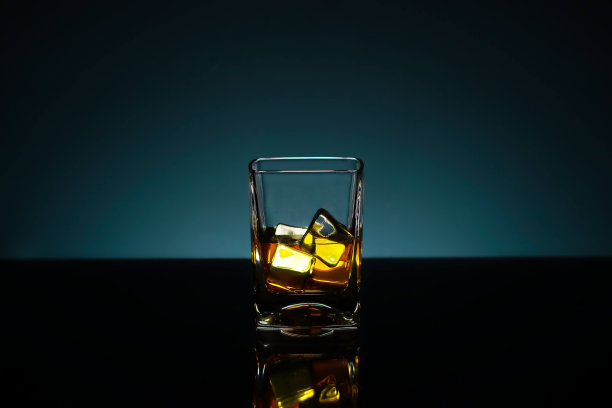 威士忌加冰图片下载