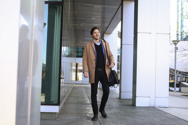 商人走在城市的街道上图片下载