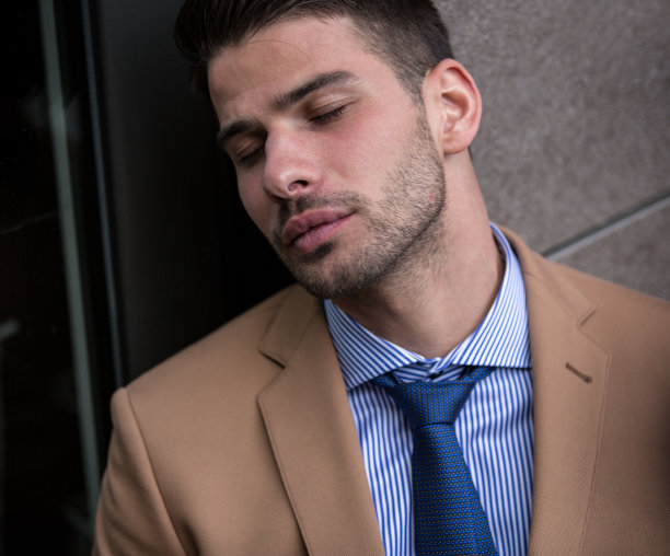 一个英俊的年轻人在户外的特写镜头图片下载