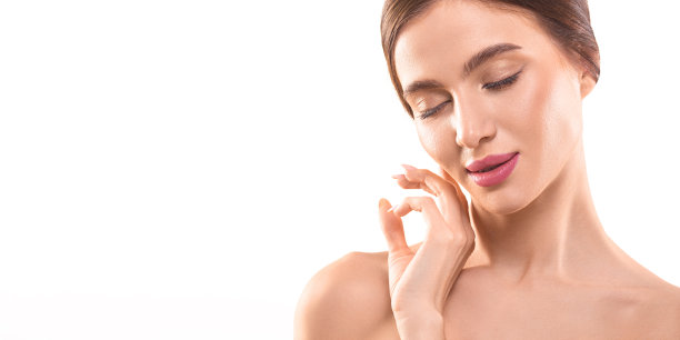 一个20岁的女人闭上眼睛的特写肖像和清洁的皮肤自然温柔清爽的化妆孤立在白色背景上。格式照片3 x1图片下载