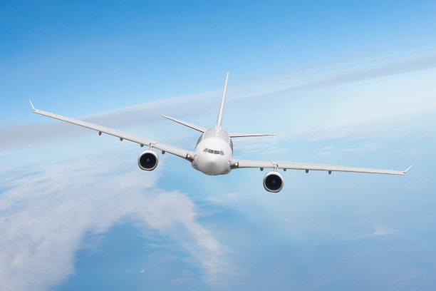 飞机在天空中高高的云层上方飞行。图片下载