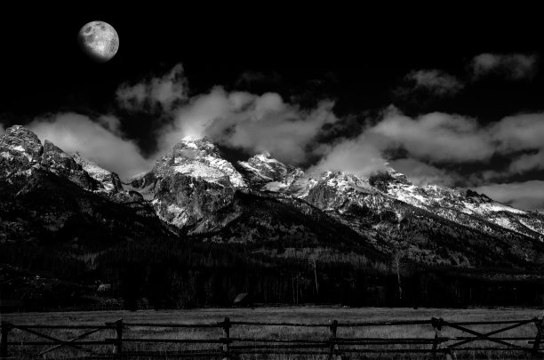 月出在美国怀俄明州大提顿国家公园的提顿山脉上图片下载