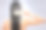 一名年轻女子站在灰色背景下梳头发的照片图片下载