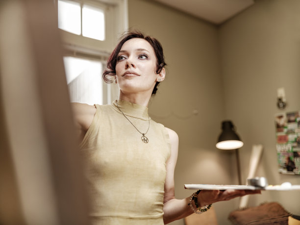 年轻的白人女性艺术家在她的工作室绘画图片下载