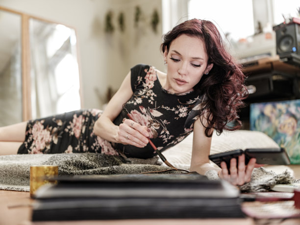 年轻的白人女性艺术家在她的工作室绘画图片下载