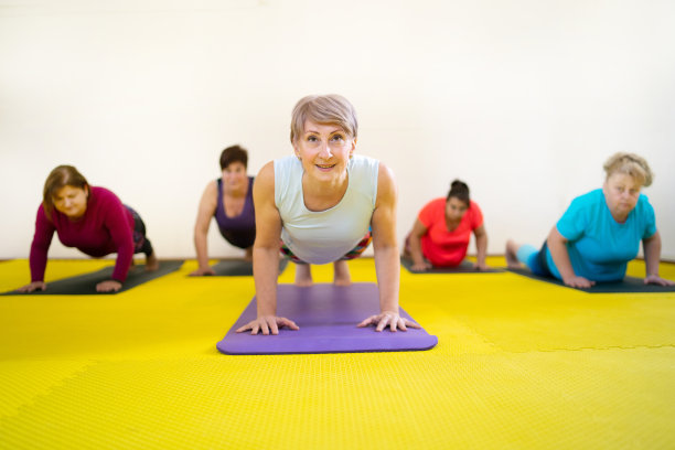 练习他们的瑜伽平板支撑姿势图片下载