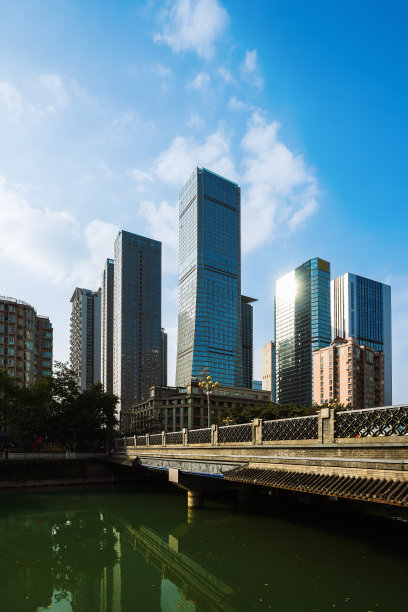 下午，成都大桥边的城市天际线图片下载