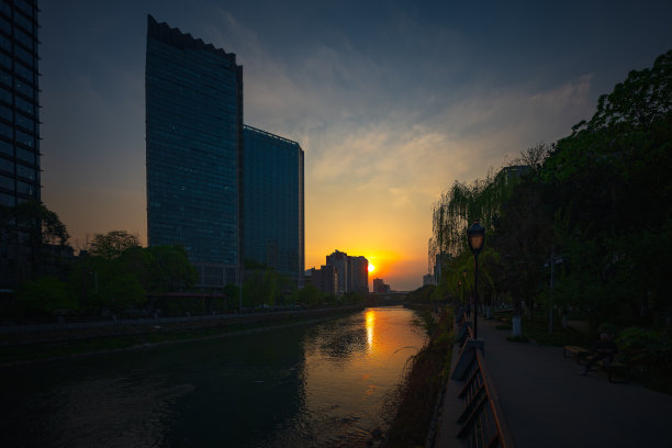 黄昏时分的成都大桥城市天际线图片下载