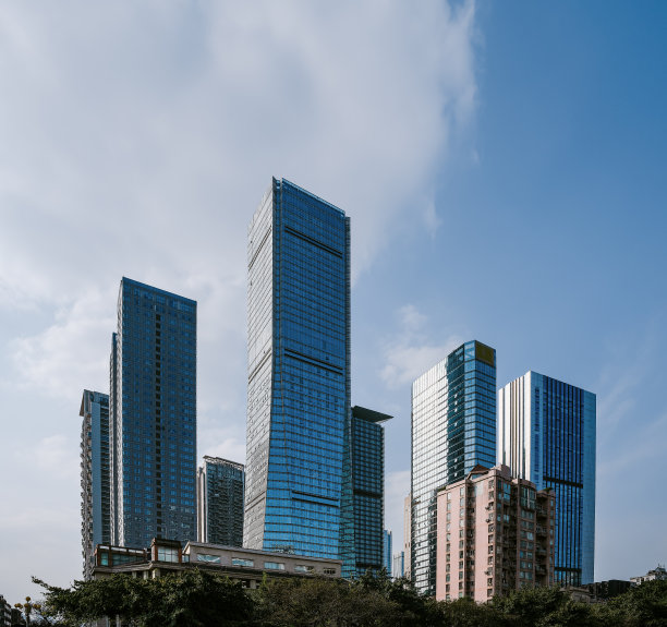 下午，成都大桥边的城市天际线图片下载