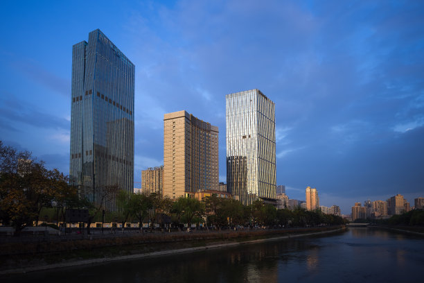 成都桥梁城市天际线（黄昏）图片下载