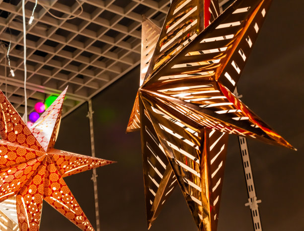 天花板上的吊灯特写图片下载