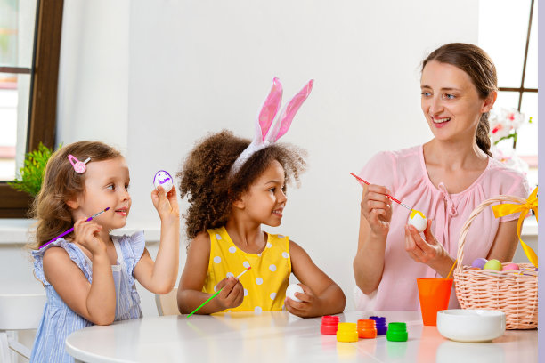 一家人坐在桌旁为复活节画彩蛋图片下载