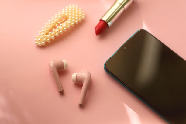 手机，耳机，口红和发夹图片下载