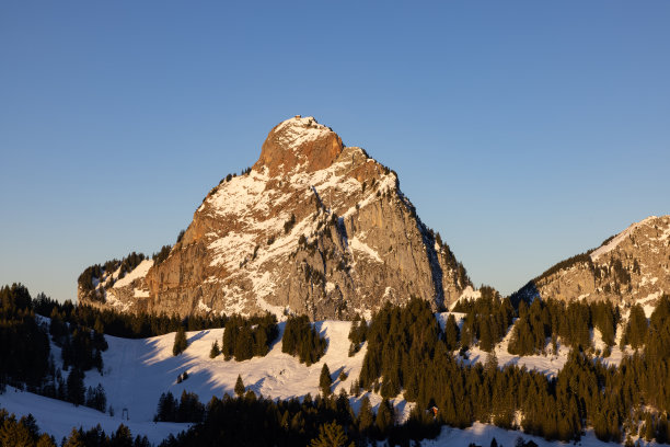 瑞士的一座叫做Grosser Mythen的山被太阳照亮。早上去瑞士阿尔卑斯山远足真是太棒了。图片下载