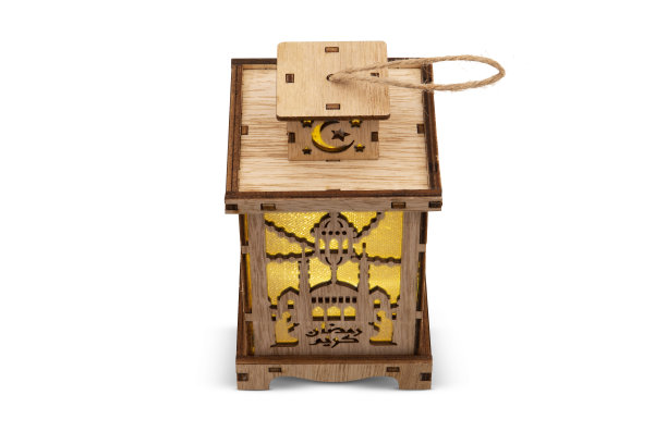 白色背景上孤立的斋月木制灯笼图片下载