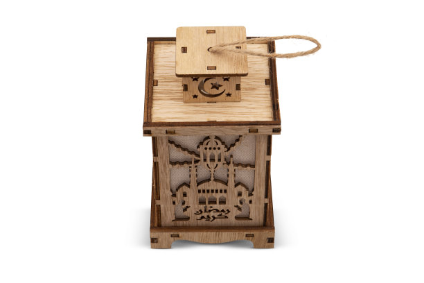 白色背景上孤立的斋月木制灯笼图片下载