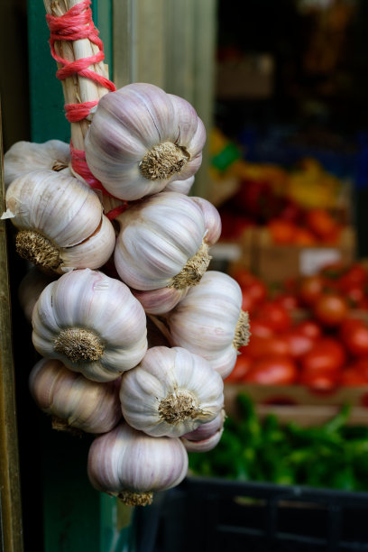 杂货店里挂着的蒜头图片下载