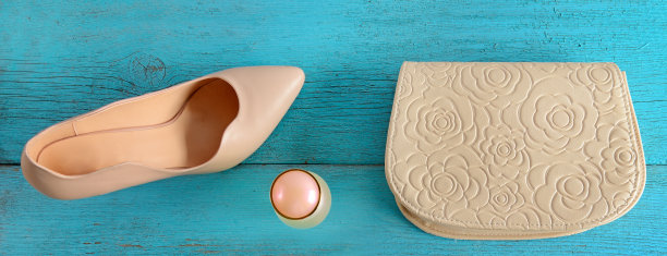 优雅的手袋，鞋子和香水在蓝色的背景。从以上观点。宽的照片。图片下载