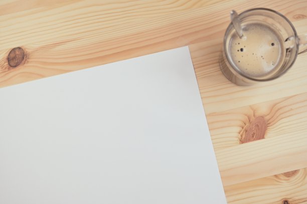 木桌上放着白纸和咖啡图片下载