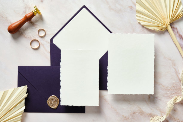 非常漂亮的信封和干花大理石背景。婚礼请柬模型，优雅的乡村贺卡。图片下载