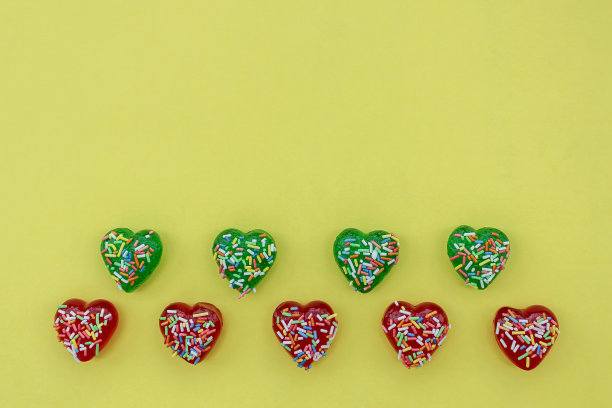 黄色背景上五颜六色的心形果冻糖果图片下载