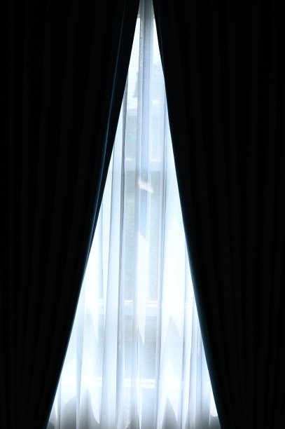 房间里的黑白窗帘图片下载