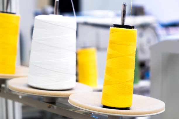 缝纫设备，织布机设备在服装厂，工业概念背景图片下载