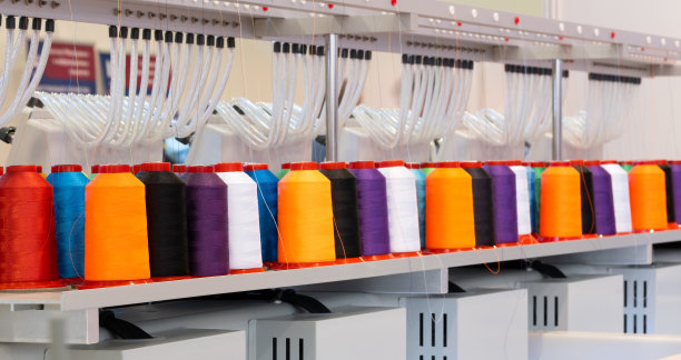 缝纫设备，织布机设备在服装厂，工业概念背景图片下载